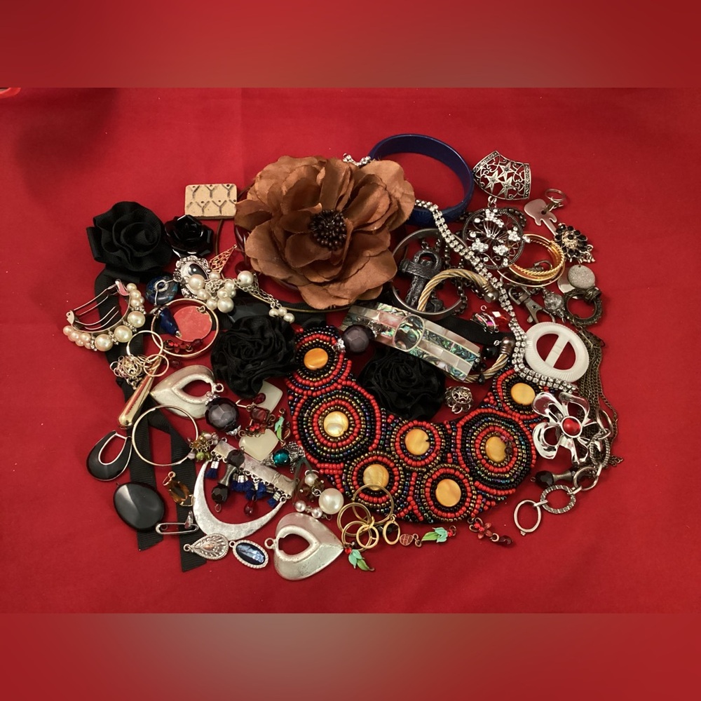 553 grams of parts of broken jewelry for craft as is